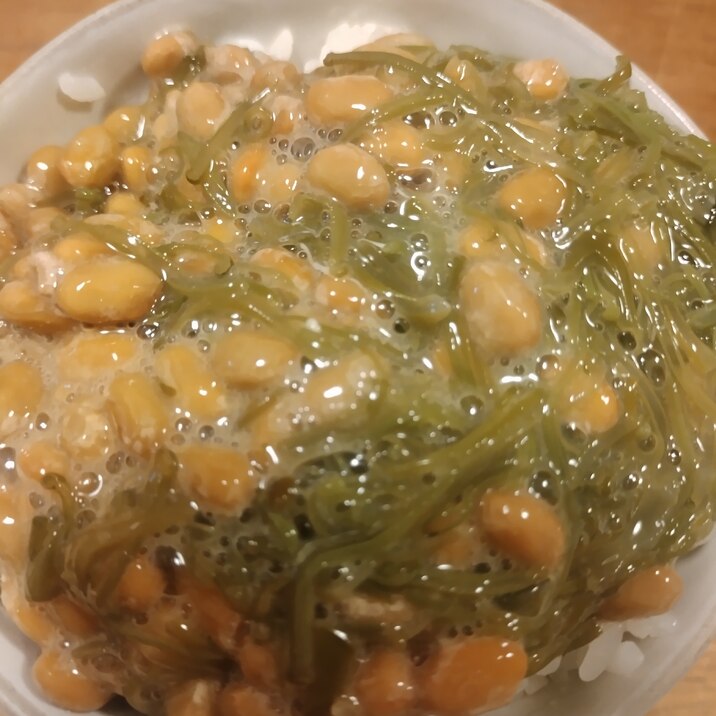 わさび味のめかぶと納豆かけご飯